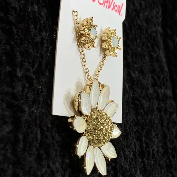 BETSEY JOHNSON SPARKLING DAISY NECKLACE AND EARRINGS SET! - Picture 4 of 11